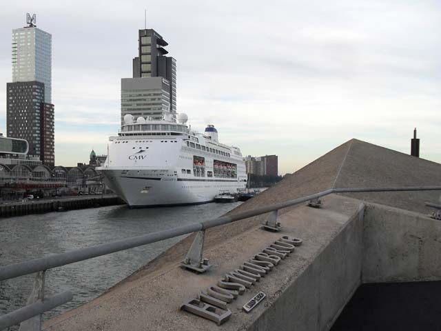 Cruiseschip ms Columbus van Cruise & Maritime Voyages aan de Cruise Terminal Rotterdam